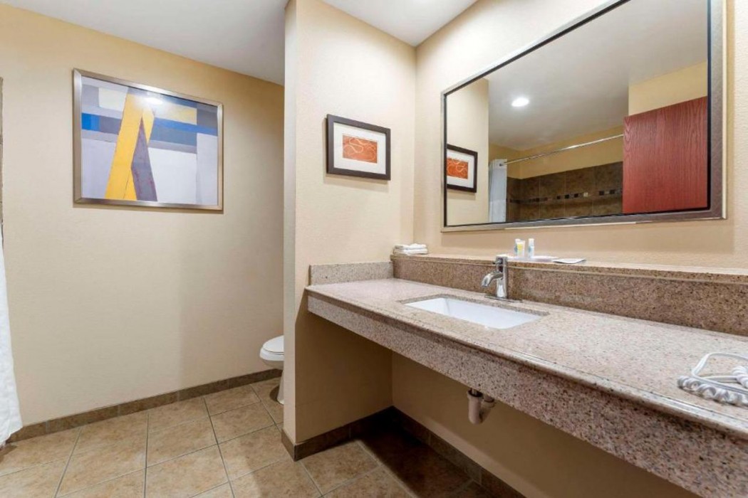 Comfort Suites Monaca, PA 24/37