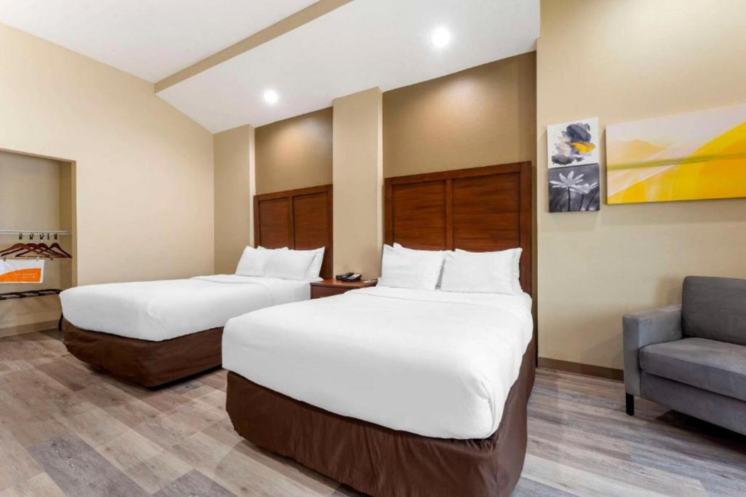 Comfort Suites Monaca, PA 19/37