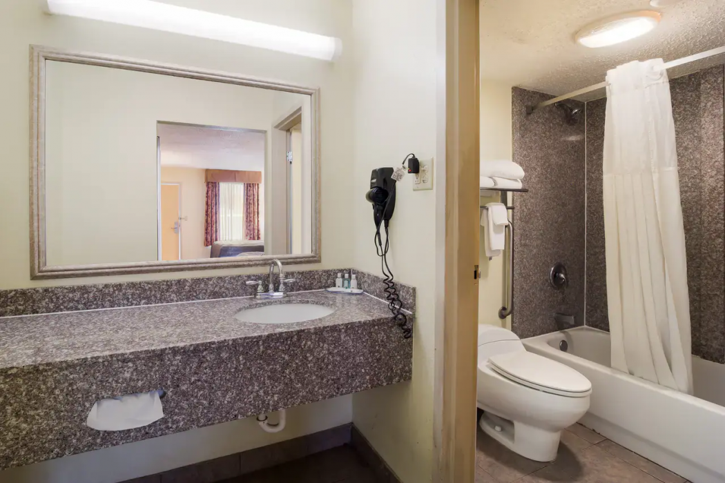 Quality Inn and Suites Conference Center Statesboro Historic District 18/33