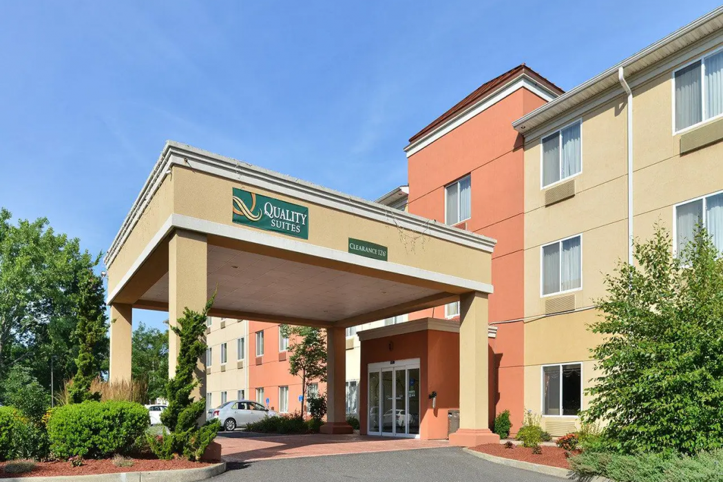Quality Suites Stratford CT 2/37