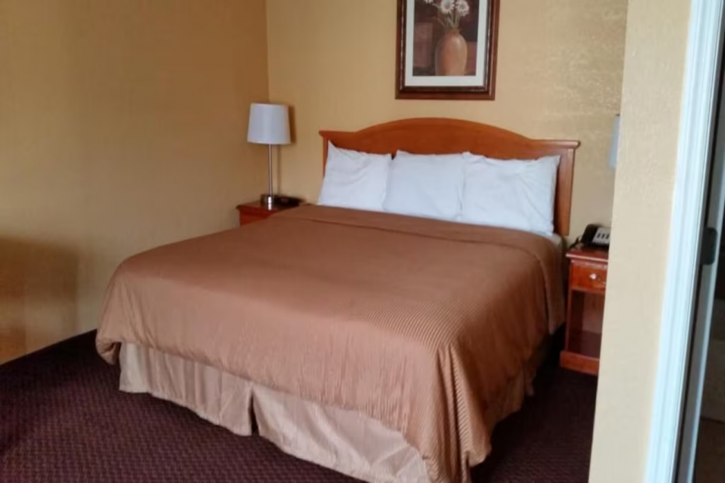 Quality Inn Lawrenceburg, TN 8/31
