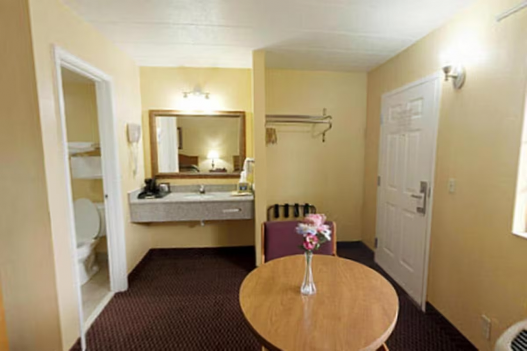 Quality Inn Lawrenceburg, TN 6/31