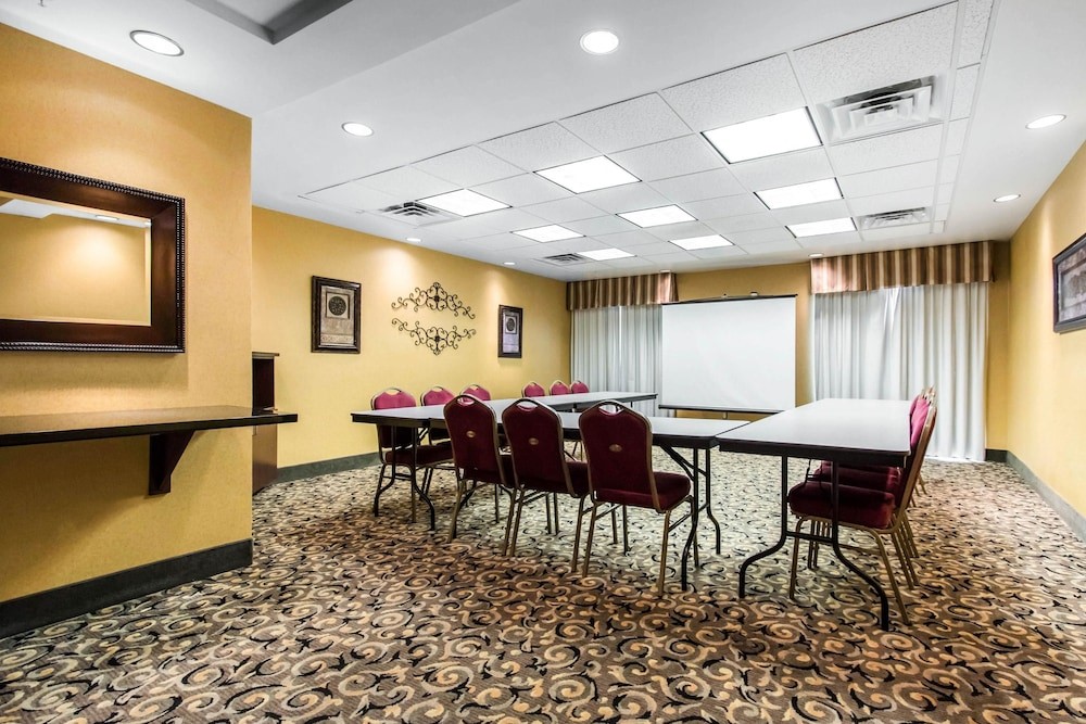 Comfort Suites CS-SU Cullman I-65 Exit 310 20/33