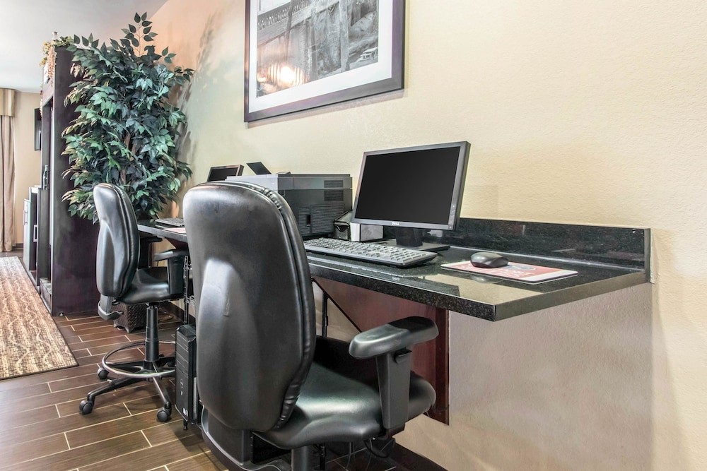 Comfort Suites CS-SU Cullman I-65 Exit 310 15/33