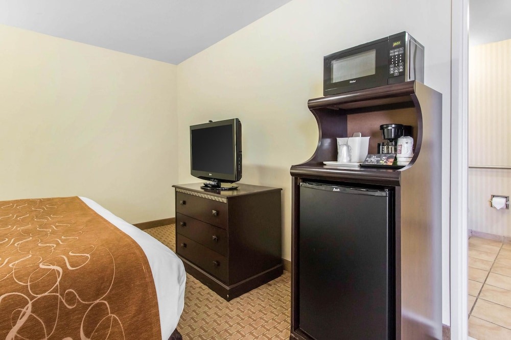 Comfort Suites CS-SU Cullman I-65 Exit 310 12/33