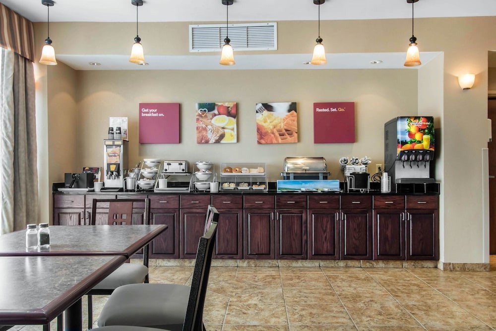 Comfort Suites CS-SU Cullman I-65 Exit 310 18/33