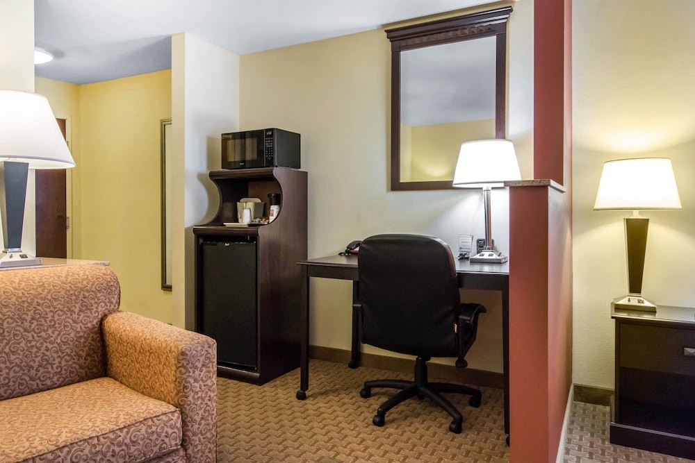 Comfort Suites CS-SU Cullman I-65 Exit 310 17/33