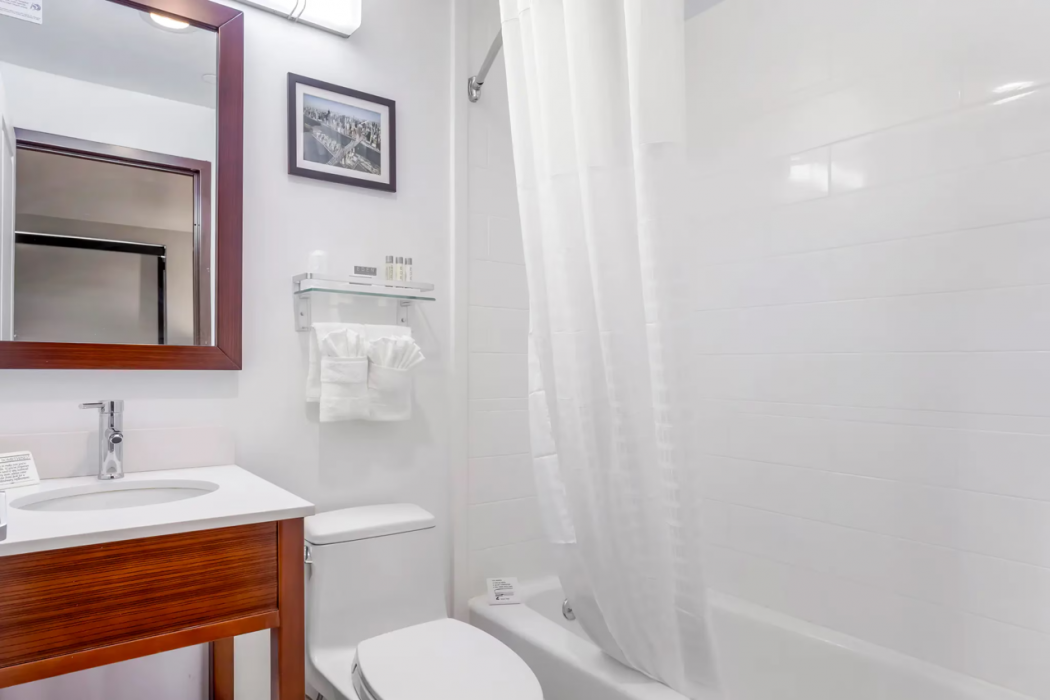 Avion Inn Near LGA Airport, an Ascend Collection Hotel 8/23