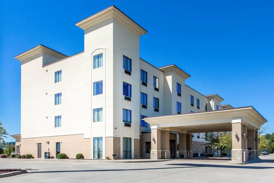 Comfort Inn & Suites Madisonville KY 2/33