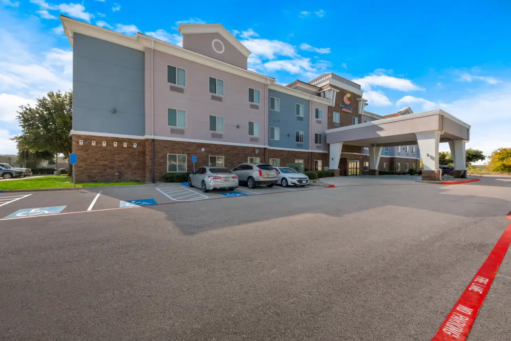Comfort Suites Bastrop 1/36