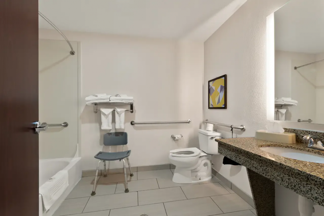 Comfort Suites Bastrop 11/36