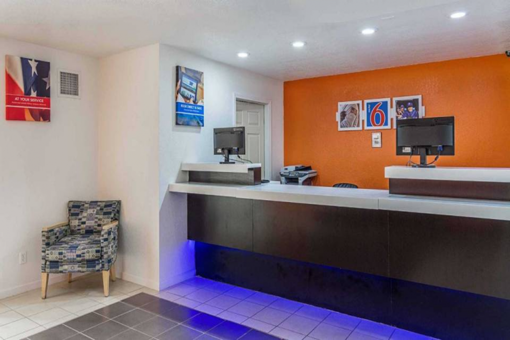 Lobby at Motel6 McAlester, OK, MCALESTER - OK