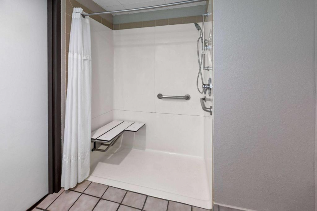 Baymont Inn and Suites by Wyndham Farmington, MO 26/62
