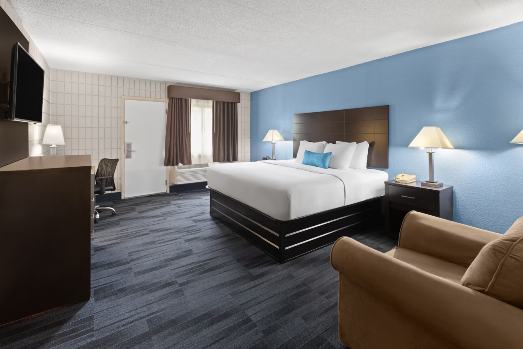 Baymont Inn and Suites by Wyndham Farmington, MO 13/62