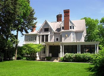 Alexander Mansion Historic Bed and Breakfast 1/48