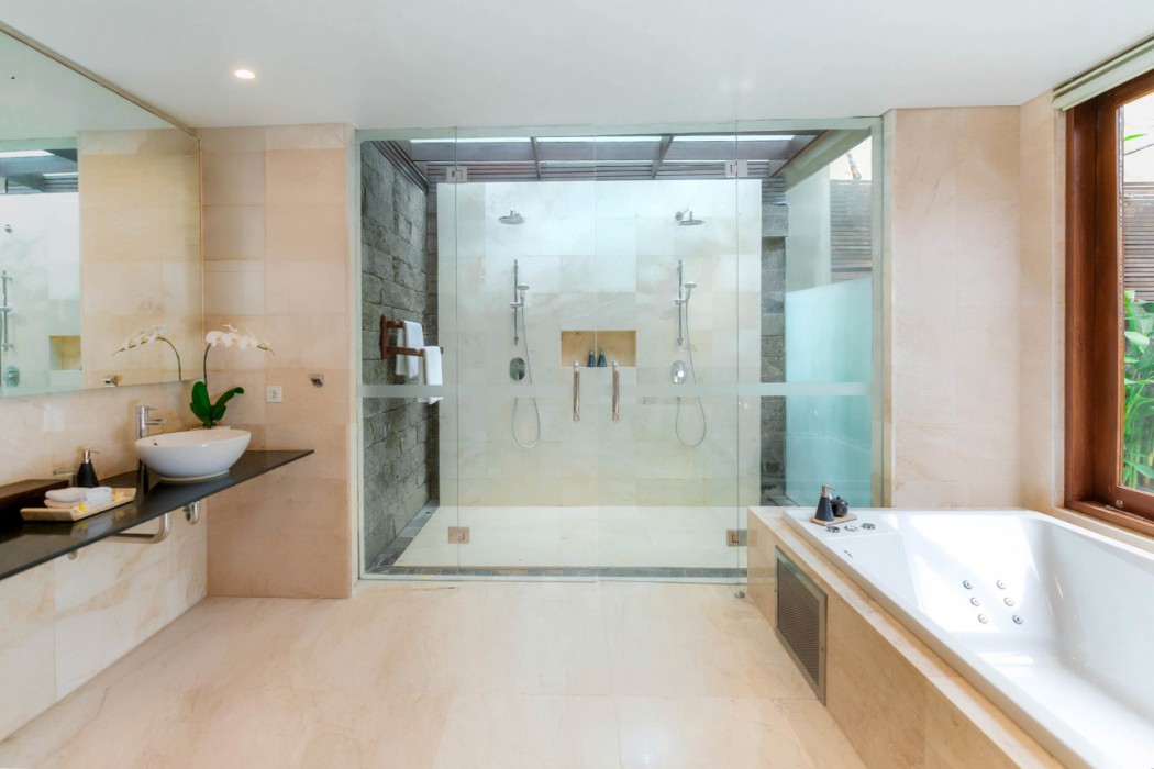 LEGIAN BEACH HOTEL 10/57