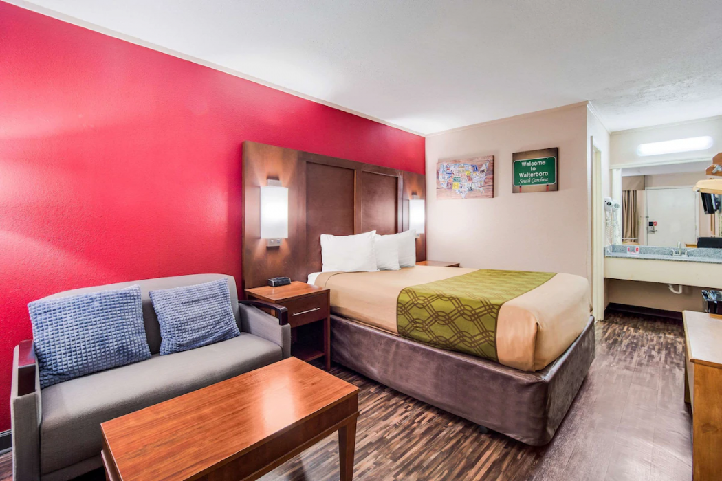 Econo Lodge Walterboro I-95, SC 8/17
