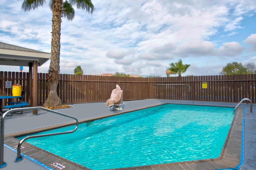 Motel6 Eagle Pass, TX - Lakeside 35/59