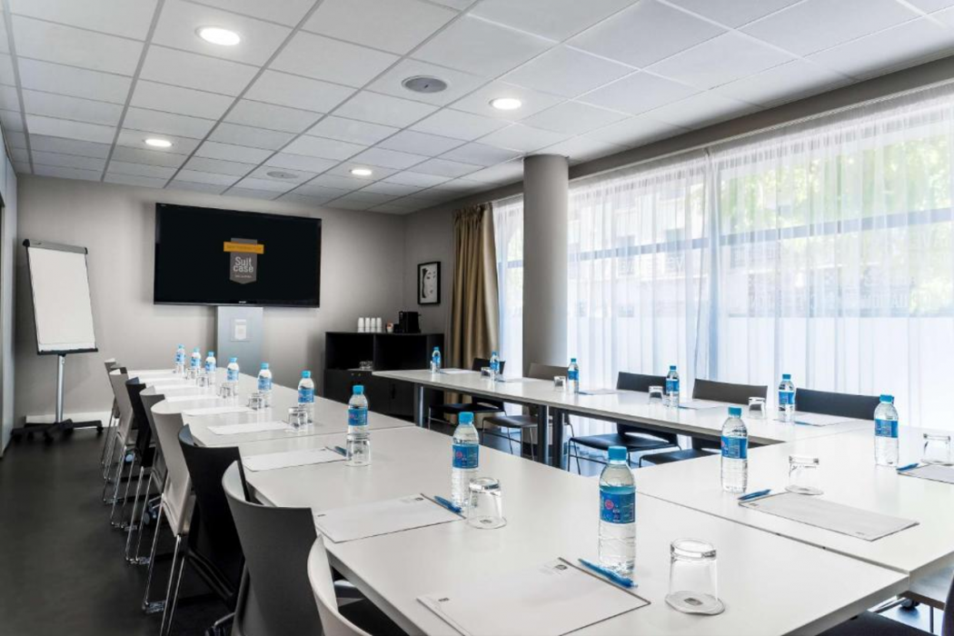 Best Western Plus Suitcase Paris La Defense 6/23