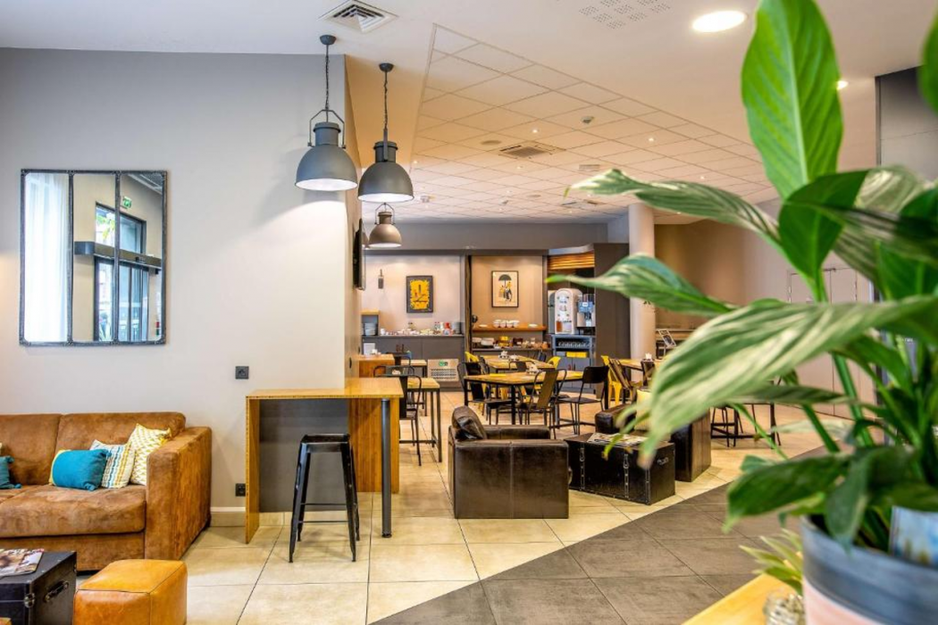 Best Western Plus Suitcase Paris La Defense 11/23