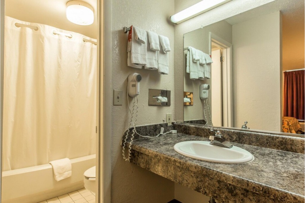 Days Inn by Wyndham Scottsboro AL 13/27