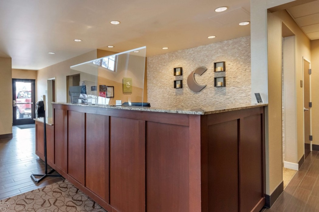 Comfort Suites Airport-University 2/33