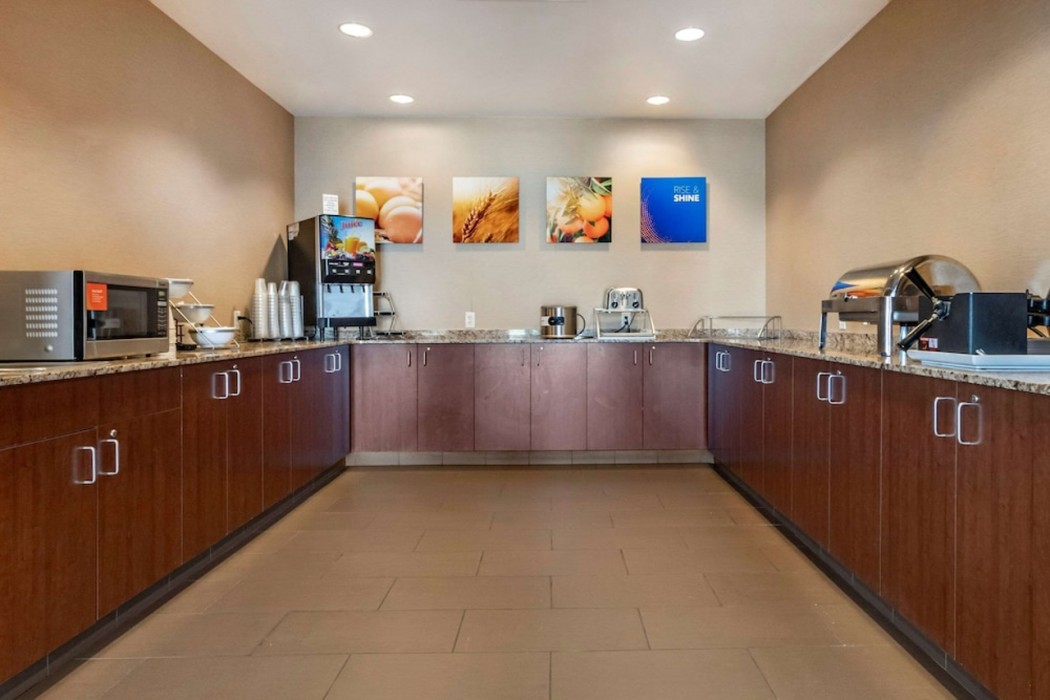 Comfort Suites Airport-University 6/33