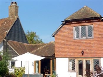 Dunsfold B&amp;B 1/44
