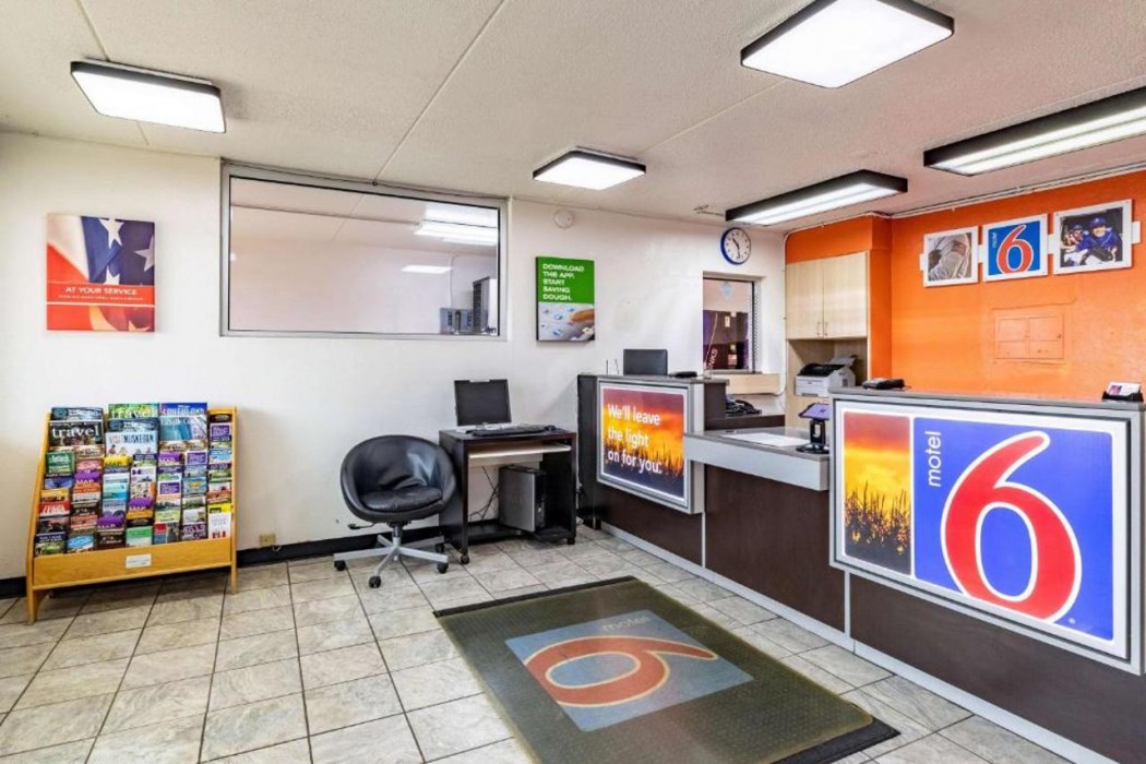 Motel6 Joliet, IL - I-80 4/58