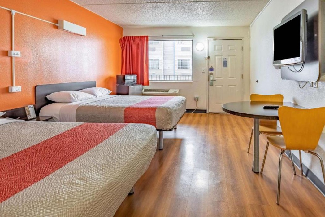 Motel6 Joliet, IL - I-80 14/58
