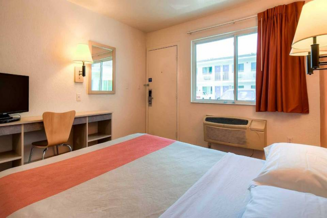 Motel6 Westminster, CA - South - Long Beach Area 10/43