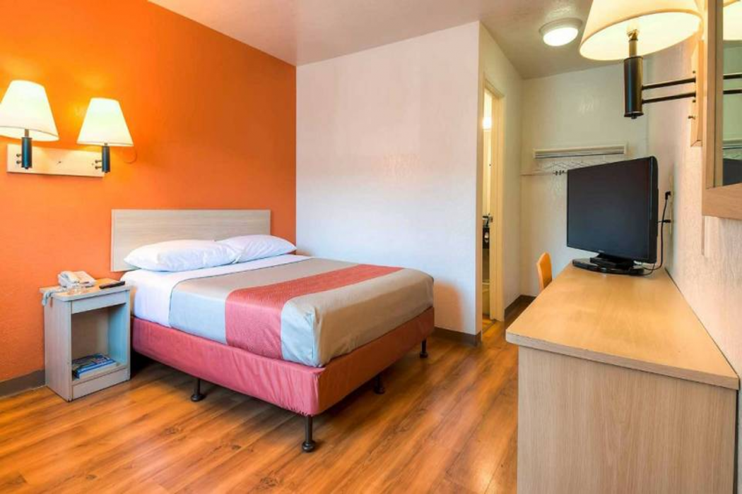 Motel6 Westminster, CA - South - Long Beach Area 17/43