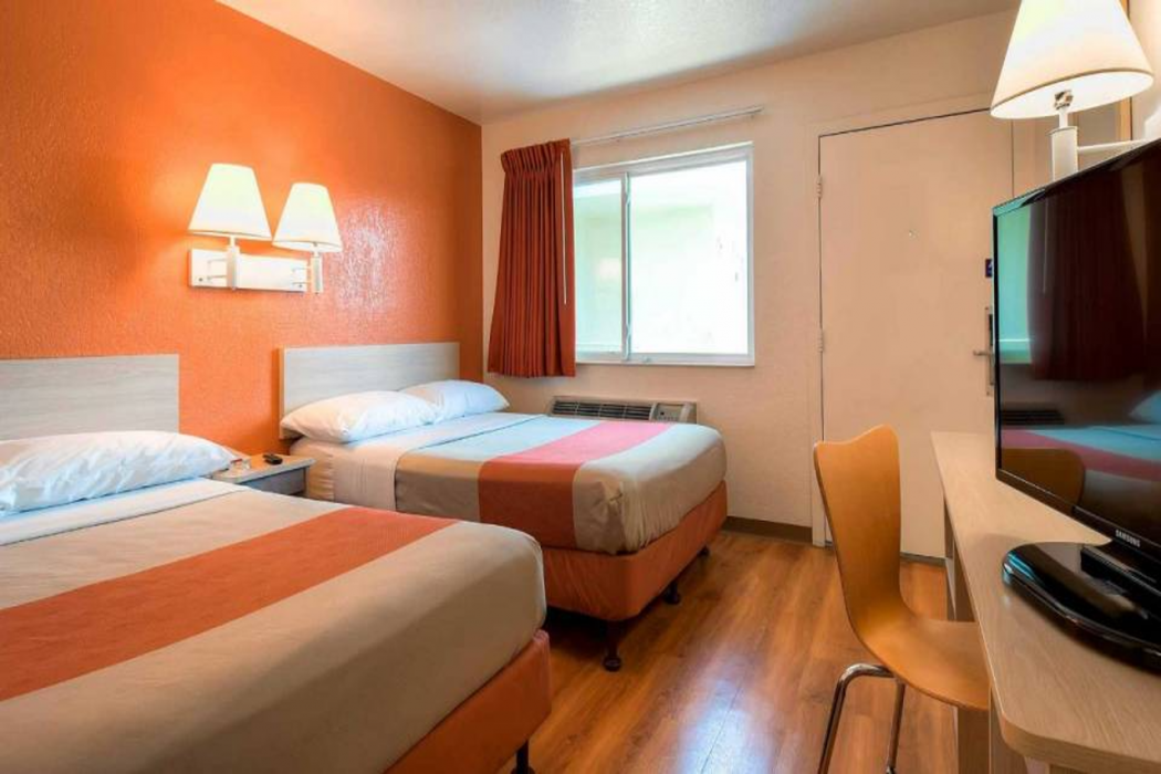 Motel6 Westminster, CA - South - Long Beach Area 19/43