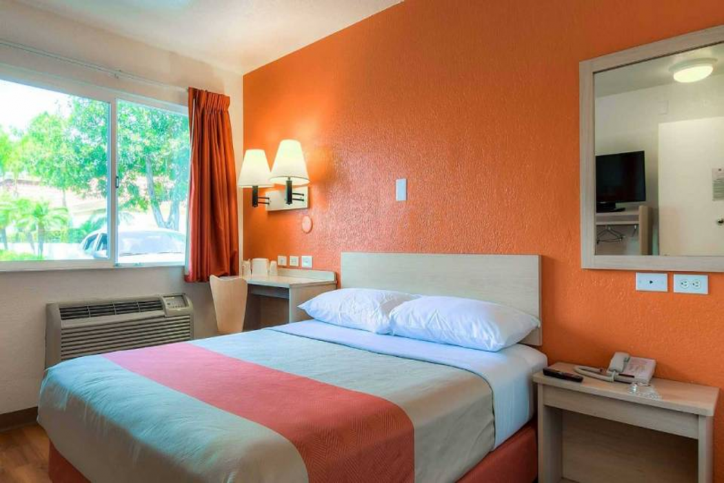 Motel6 Westminster, CA - South - Long Beach Area 11/43