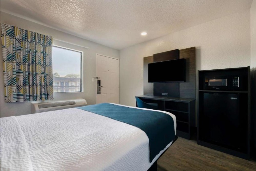 Motel6 Anaheim, CA - Fullerton East 24/59