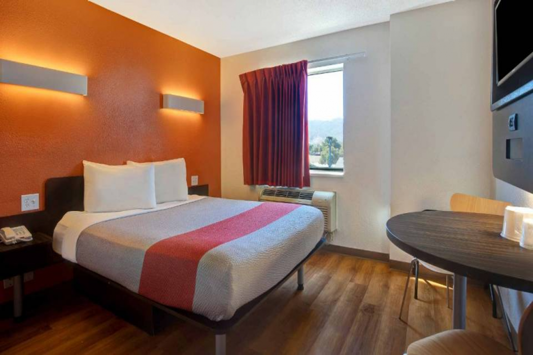 Motel6 Gilroy, CA 24/56