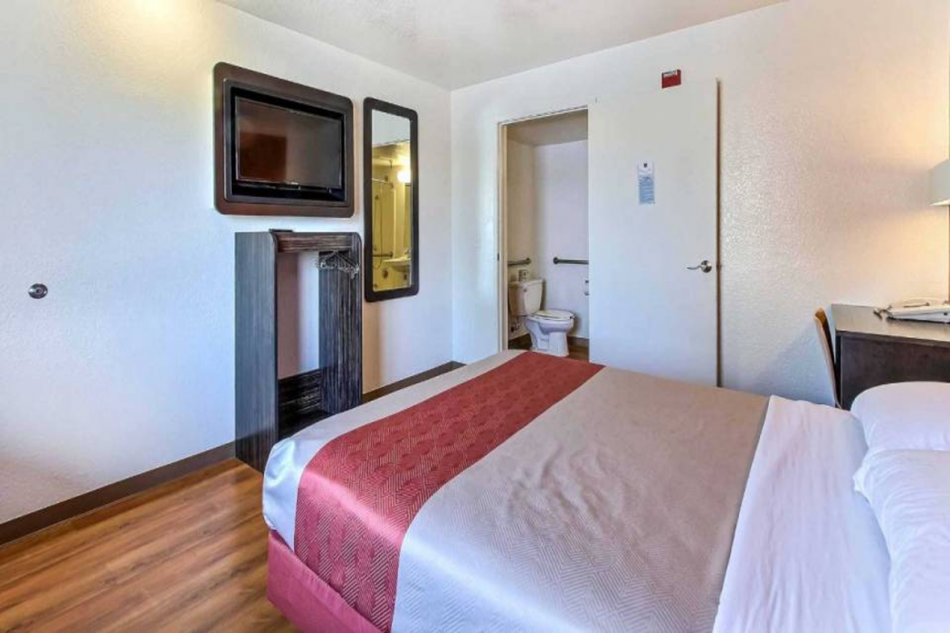 Motel6 Watsonville, CA - Monterey Area 12/64