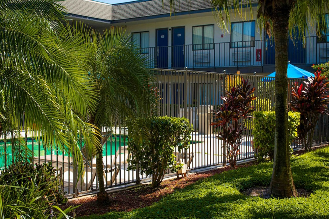 Motel6 Lantana/West Palm Beach, FL 32/60