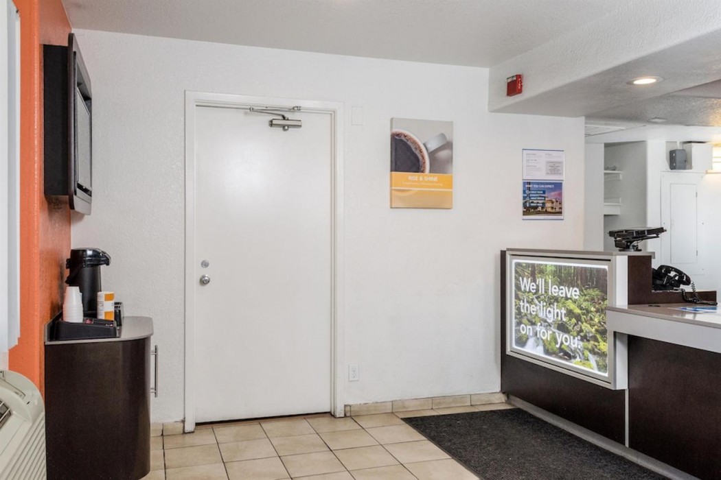 Super 8 by Wyndham Turlock 6/28