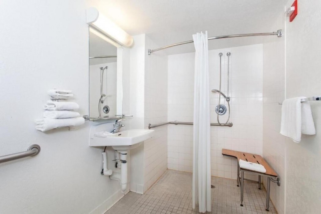 Super 8 by Wyndham Turlock 15/28