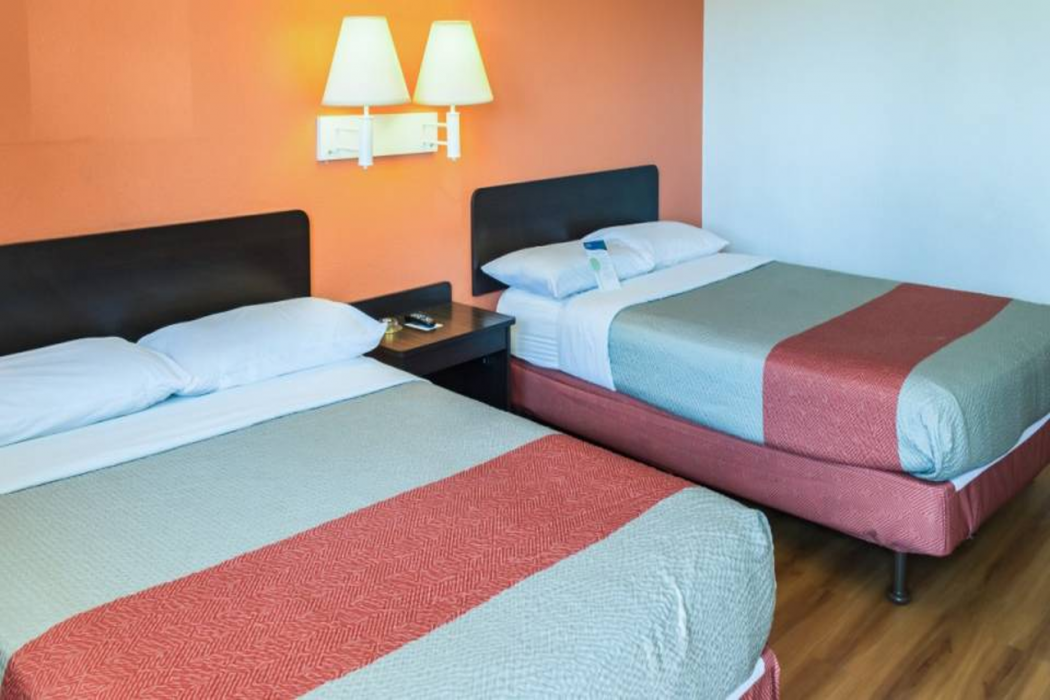 Motel6 Bakersfield, CA - East 16/39