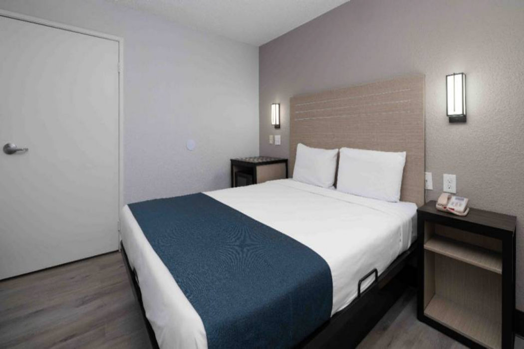 Motel6 Tempe, AZ - Broadway - ASU 19/63
