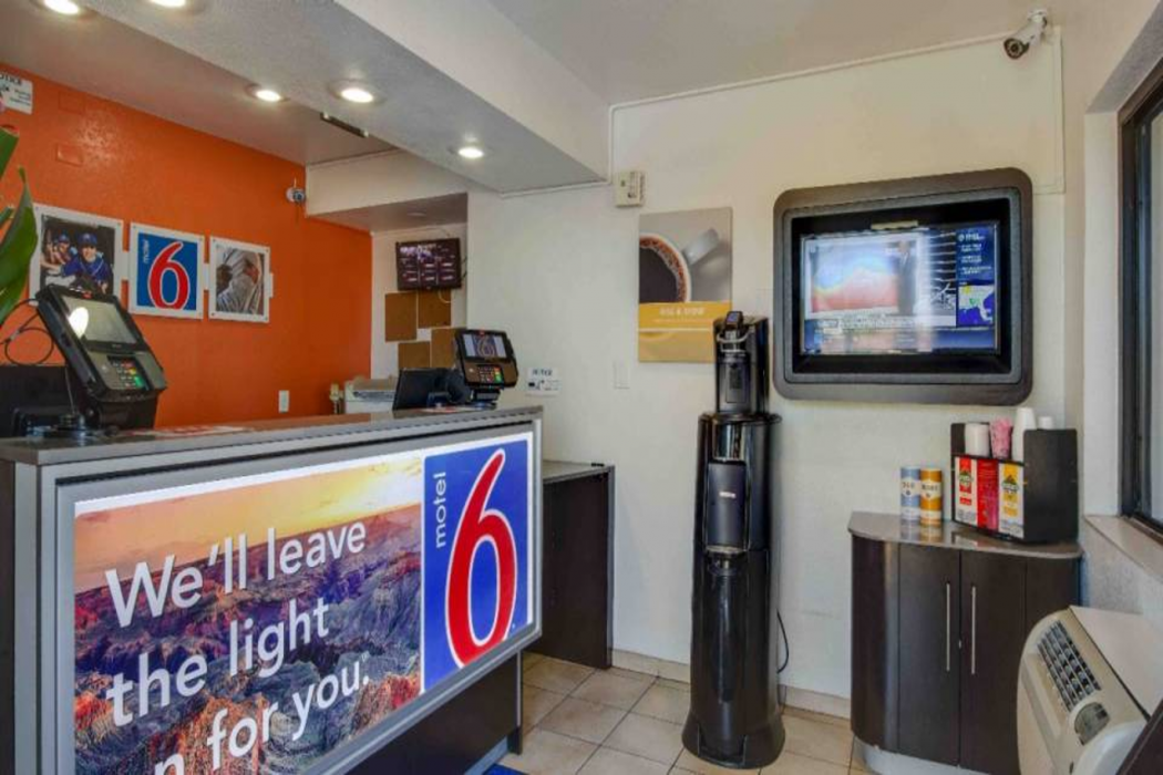 Motel6 Tempe, AZ - Broadway - ASU 12/63