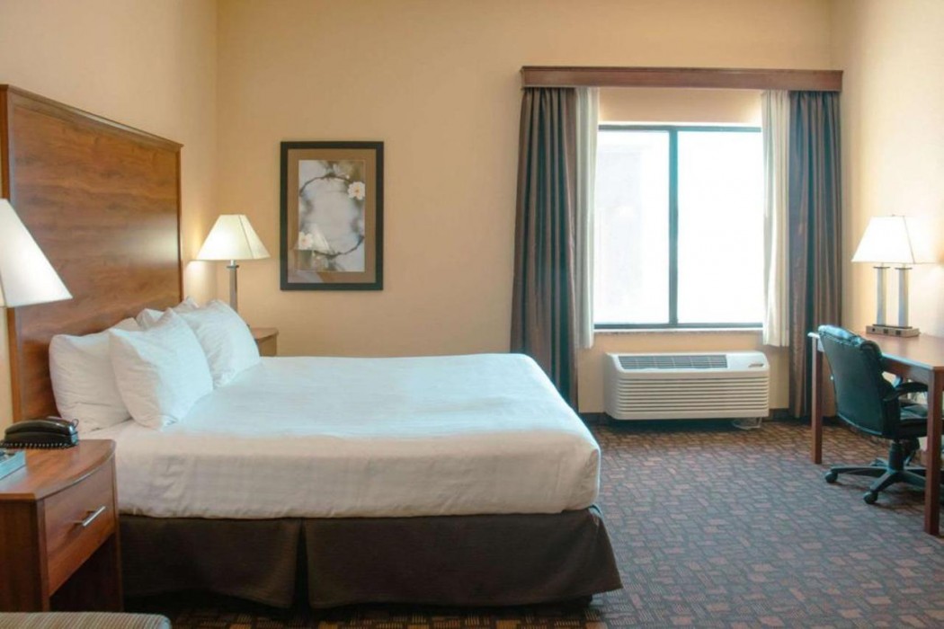Comfort Inn & Suites Grand Forks near Alerus Center 7/27