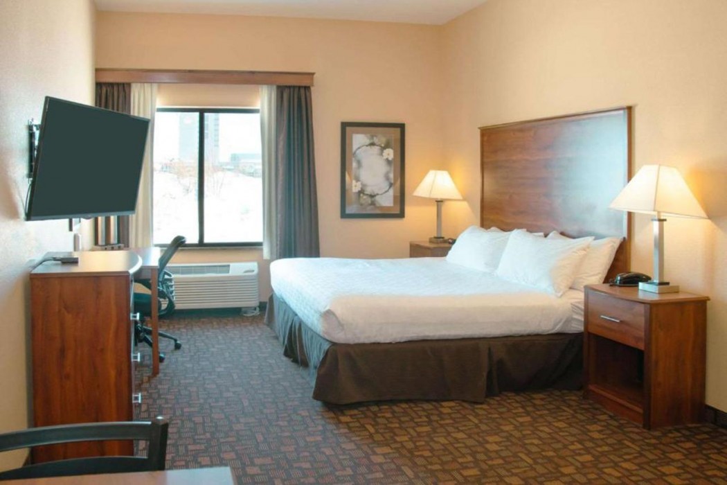 Comfort Inn & Suites Grand Forks near Alerus Center 8/27
