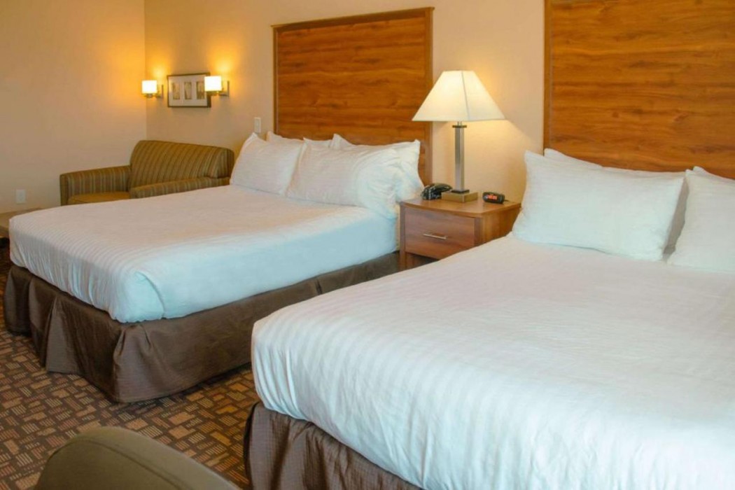 Comfort Inn & Suites Grand Forks near Alerus Center 5/27