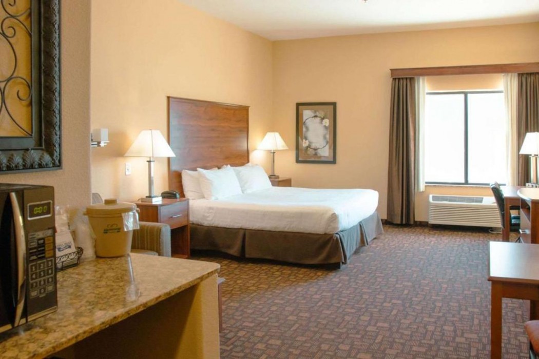 Comfort Inn & Suites Grand Forks near Alerus Center 6/27