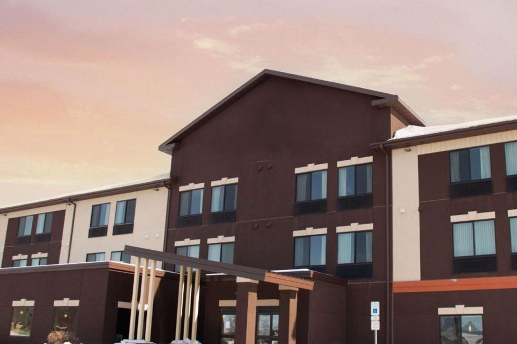 Comfort Inn & Suites Grand Forks near Alerus Center 1/27