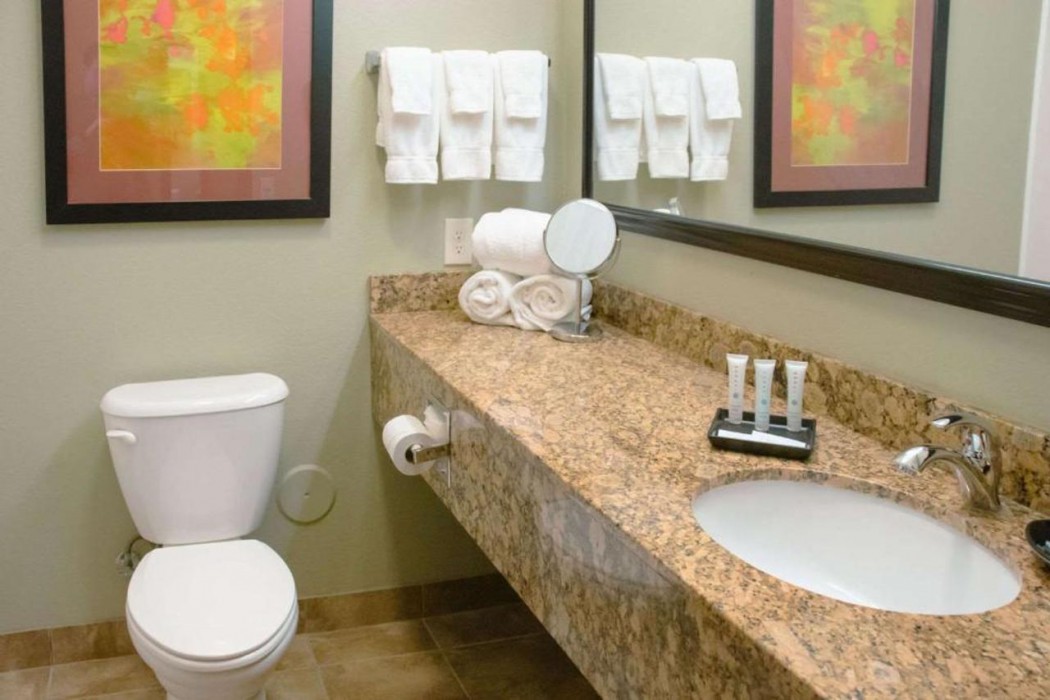 Comfort Inn & Suites Grand Forks near Alerus Center 9/27