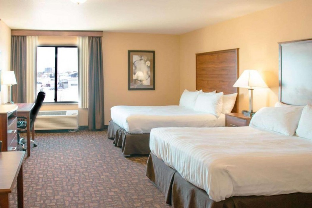 Comfort Inn & Suites Grand Forks near Alerus Center 11/27